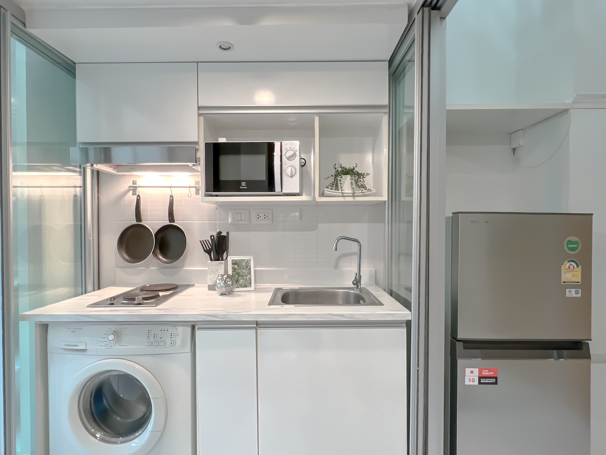 For rent: 1-bedroom duplex condo at Ideo Morph 38, 35 sqm, pet-friendly, fully furnished, high floor with city view. Great location near BTS Thonglor. Includes pool, gym, lounge, and shuttle service. Rent: 32,000 THB/month.