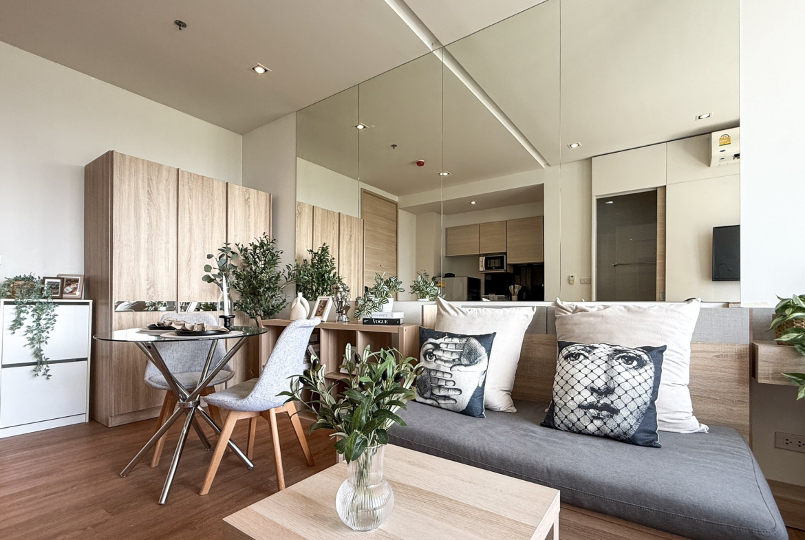 Stylish studio condo for rent at Park 24, Sukhumvit 24. Fully furnished, 30 sqm, modern design, near BTS Phrom Phong. Rent 23,000 THB/month with full facilities.