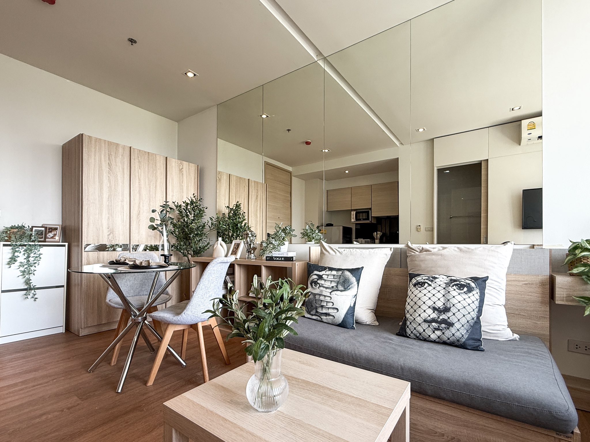 Stylish studio condo for rent at Park 24, Sukhumvit 24. Fully furnished, 30 sqm, modern design, near BTS Phrom Phong. Rent 23,000 THB/month with full facilities.