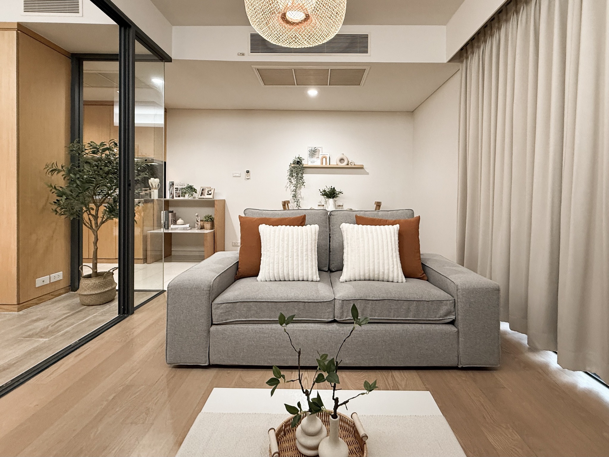 Stylish 1-bedroom condo for rent at Siamese Gioia Sukhumvit 31. 50 sqm with Japanese bathtub, full kitchen, and modern decor. Great location near Phrom Phong BTS. Rent: 26,000 THB/month.