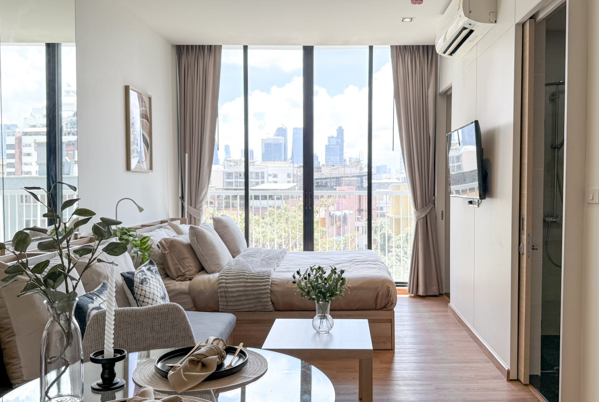 Stylish studio condo for rent at Park 24, Sukhumvit 24. Fully furnished, 30 sqm, modern design, near BTS Phrom Phong. Rent 23,000 THB/month with full facilities.