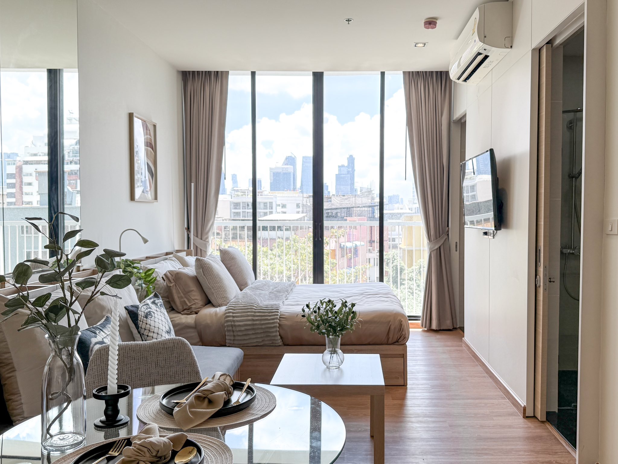 Stylish studio condo for rent at Park 24, Sukhumvit 24. Fully furnished, 30 sqm, modern design, near BTS Phrom Phong. Rent 23,000 THB/month with full facilities.