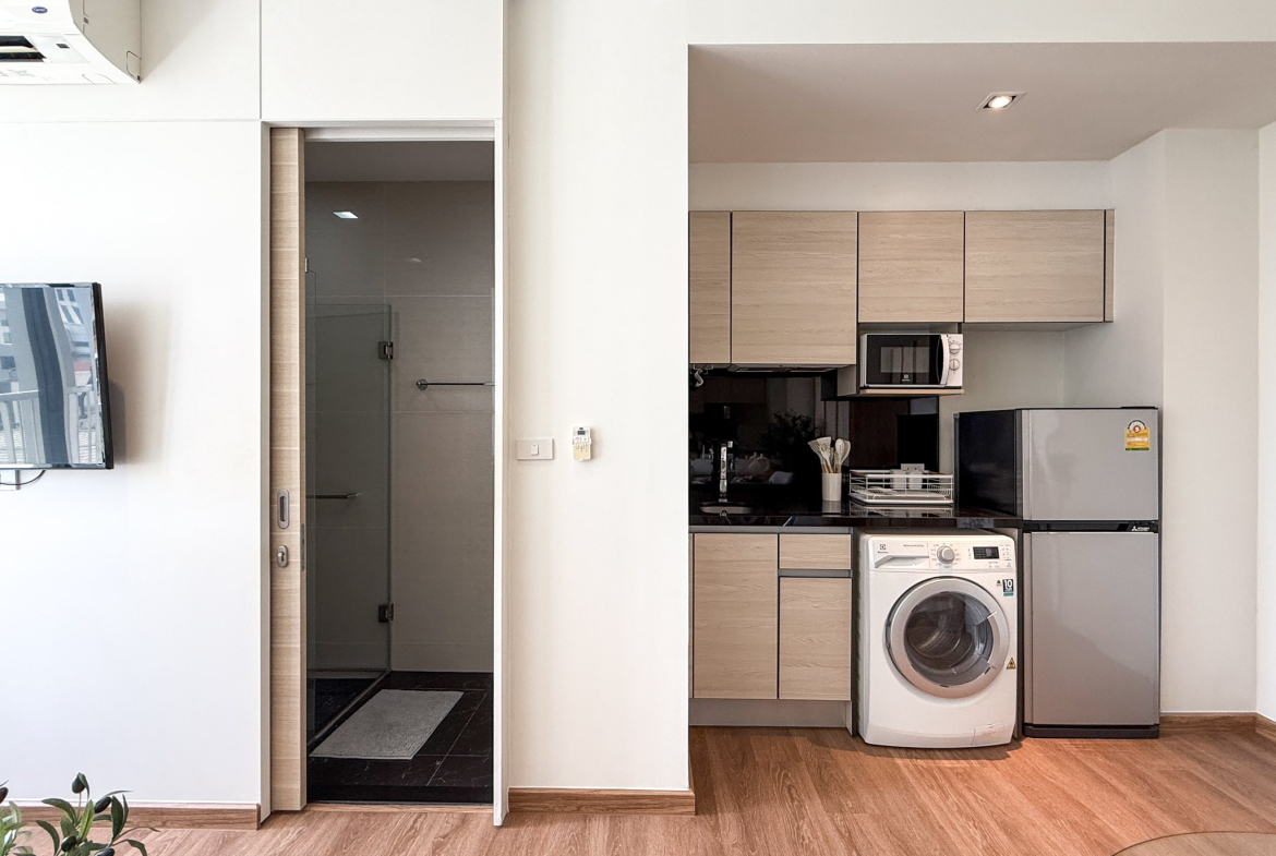 Stylish studio condo for rent at Park 24, Sukhumvit 24. Fully furnished, 30 sqm, modern design, near BTS Phrom Phong. Rent 23,000 THB/month with full facilities.