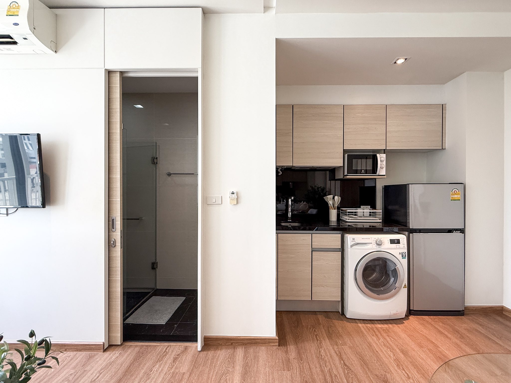 Stylish studio condo for rent at Park 24, Sukhumvit 24. Fully furnished, 30 sqm, modern design, near BTS Phrom Phong. Rent 23,000 THB/month with full facilities.