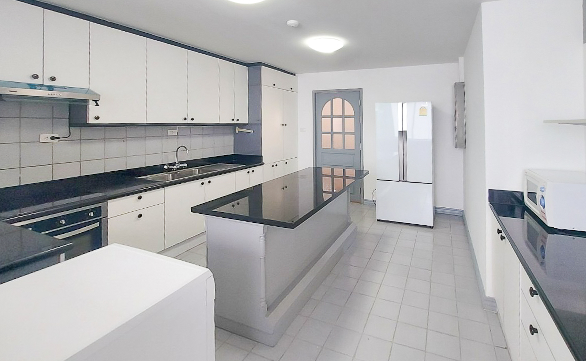 Spacious 4-bedroom apartment for rent in Thong Lor, Sukhumvit 55. Close to BTS, includes maid’s room, multi-function room, full kitchen, gym, and pool. Rent 120,000 THB/month.