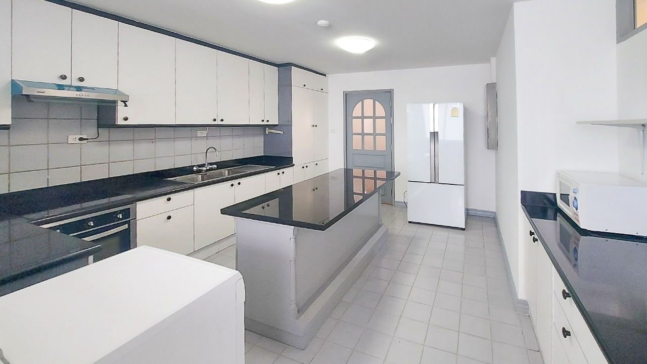 Spacious 4-bedroom apartment for rent in Thong Lor, Sukhumvit 55. Close to BTS, includes maid’s room, multi-function room, full kitchen, gym, and pool. Rent 120,000 THB/month.