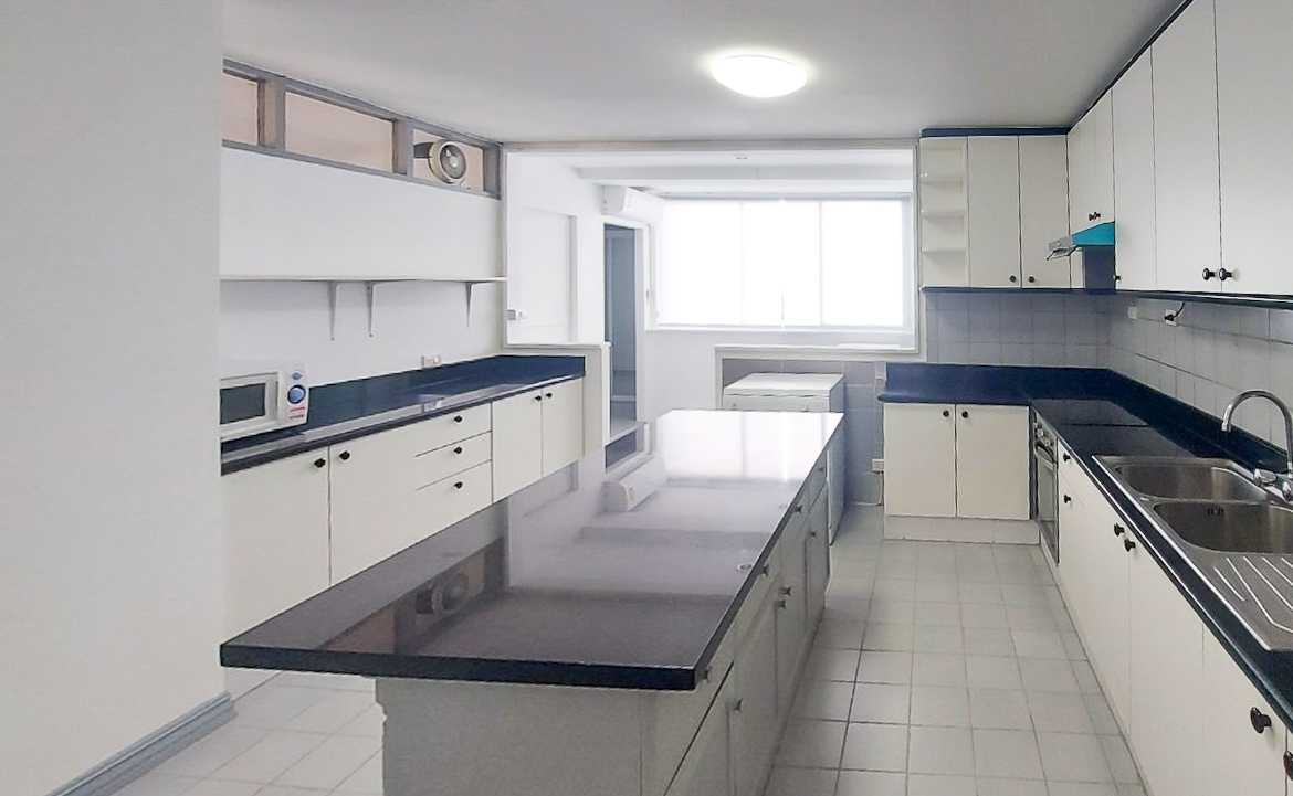 Spacious 4-bedroom apartment for rent in Thong Lor, Sukhumvit 55. Close to BTS, includes maid’s room, multi-function room, full kitchen, gym, and pool. Rent 120,000 THB/month.