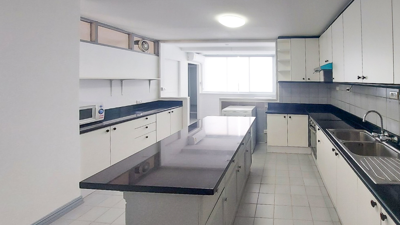 Spacious 4-bedroom apartment for rent in Thong Lor, Sukhumvit 55. Close to BTS, includes maid’s room, multi-function room, full kitchen, gym, and pool. Rent 120,000 THB/month.