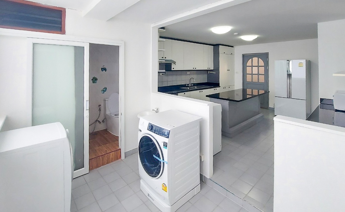 Spacious 4-bedroom apartment for rent in Thong Lor, Sukhumvit 55. Close to BTS, includes maid’s room, multi-function room, full kitchen, gym, and pool. Rent 120,000 THB/month.
