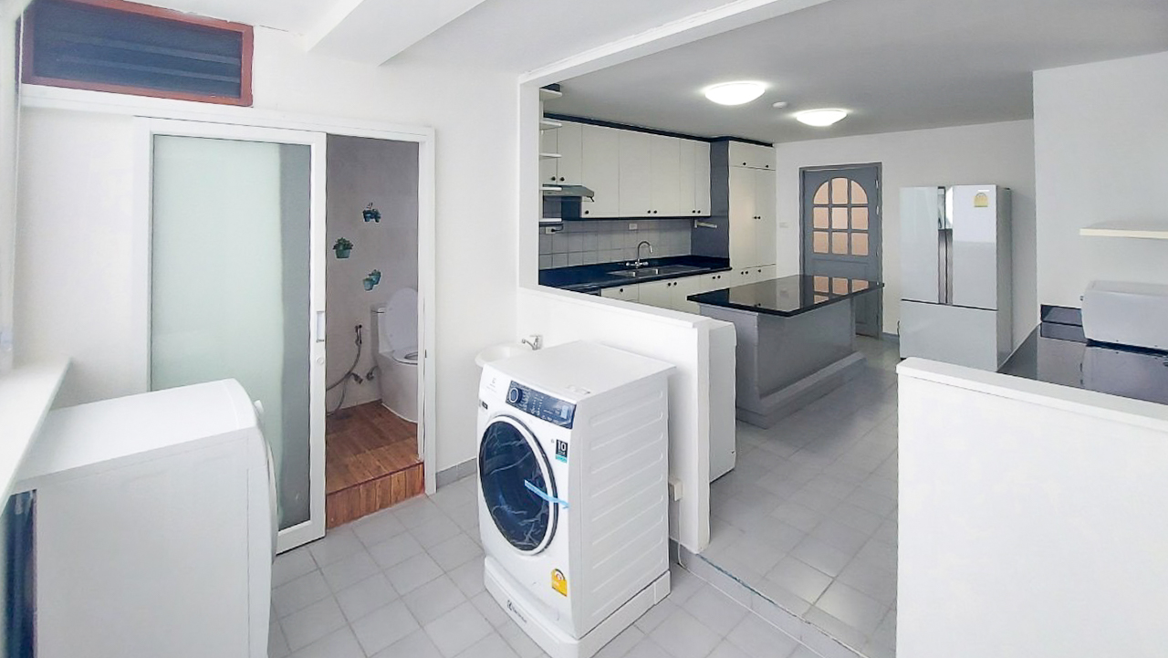 Spacious 4-bedroom apartment for rent in Thong Lor, Sukhumvit 55. Close to BTS, includes maid’s room, multi-function room, full kitchen, gym, and pool. Rent 120,000 THB/month.