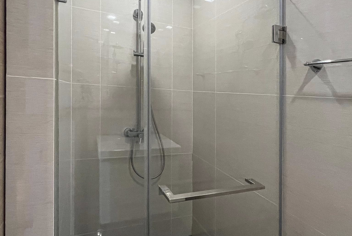 Stylish studio condo for rent at Park 24, Sukhumvit 24. Fully furnished, 30 sqm, modern design, near BTS Phrom Phong. Rent 23,000 THB/month with full facilities.