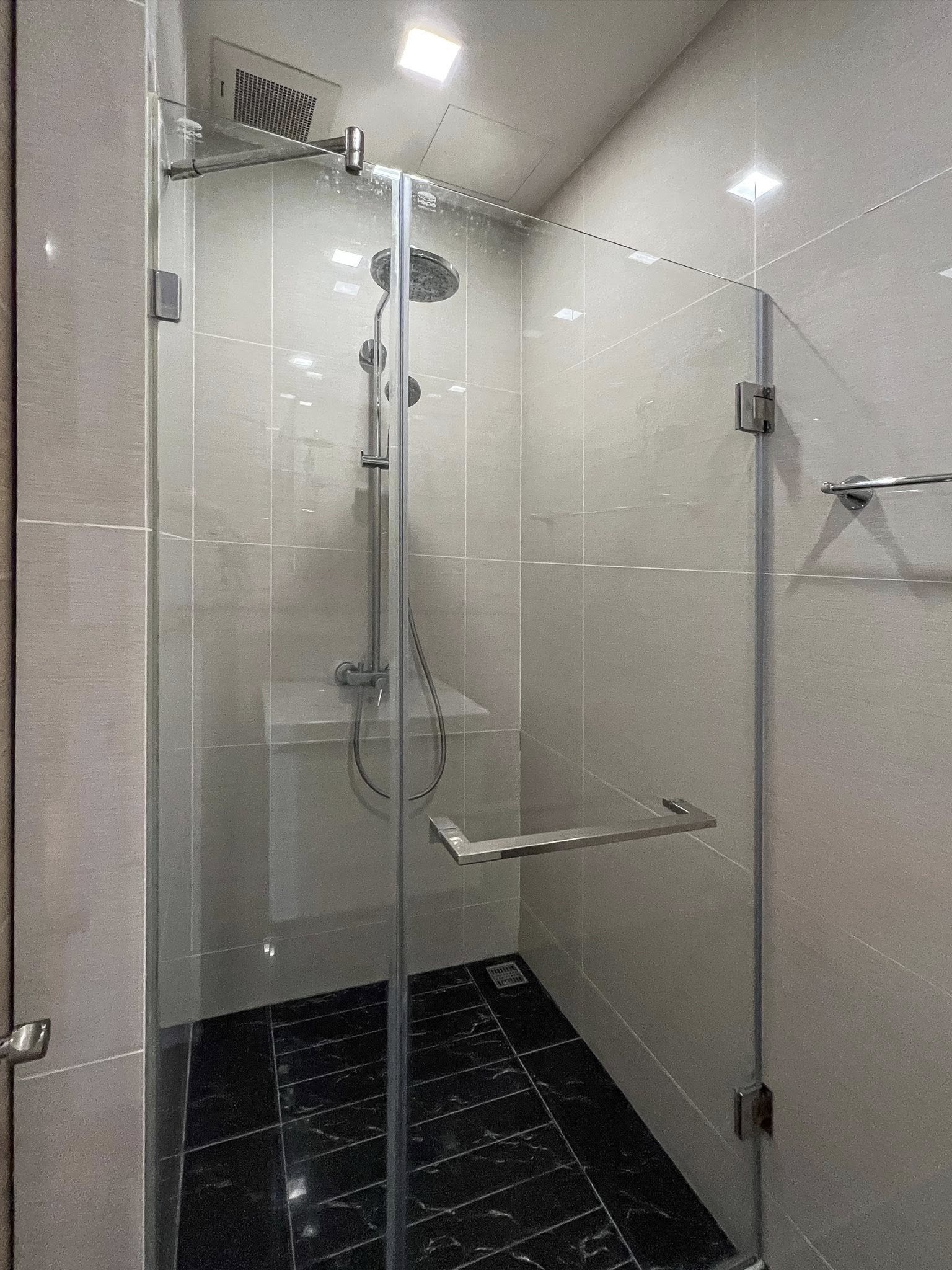 Stylish studio condo for rent at Park 24, Sukhumvit 24. Fully furnished, 30 sqm, modern design, near BTS Phrom Phong. Rent 23,000 THB/month with full facilities.
