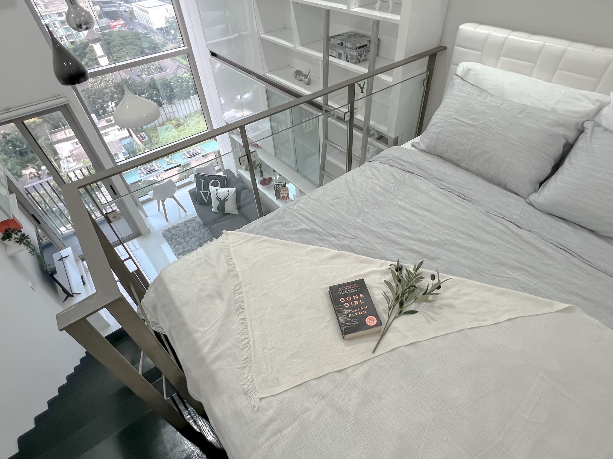 For rent: 1-bedroom duplex condo at Ideo Morph 38, 35 sqm, pet-friendly, fully furnished, high floor with city view. Great location near BTS Thonglor. Includes pool, gym, lounge, and shuttle service. Rent: 32,000 THB/month.