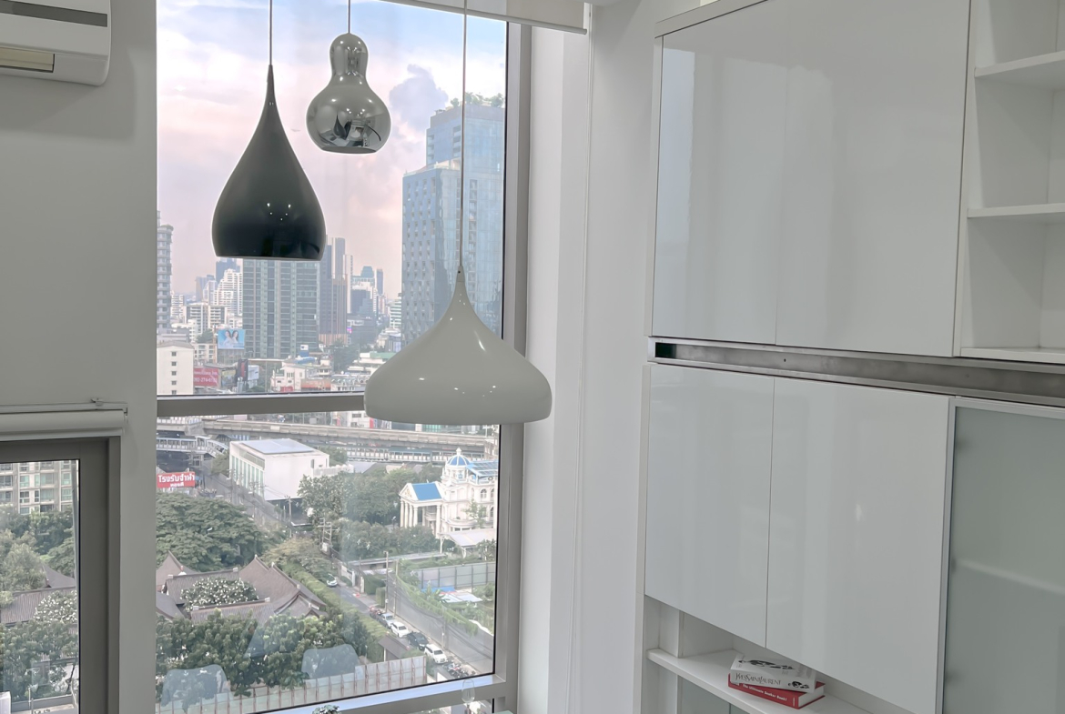 For rent: 1-bedroom duplex condo at Ideo Morph 38, 35 sqm, pet-friendly, fully furnished, high floor with city view. Great location near BTS Thonglor. Includes pool, gym, lounge, and shuttle service. Rent: 32,000 THB/month.