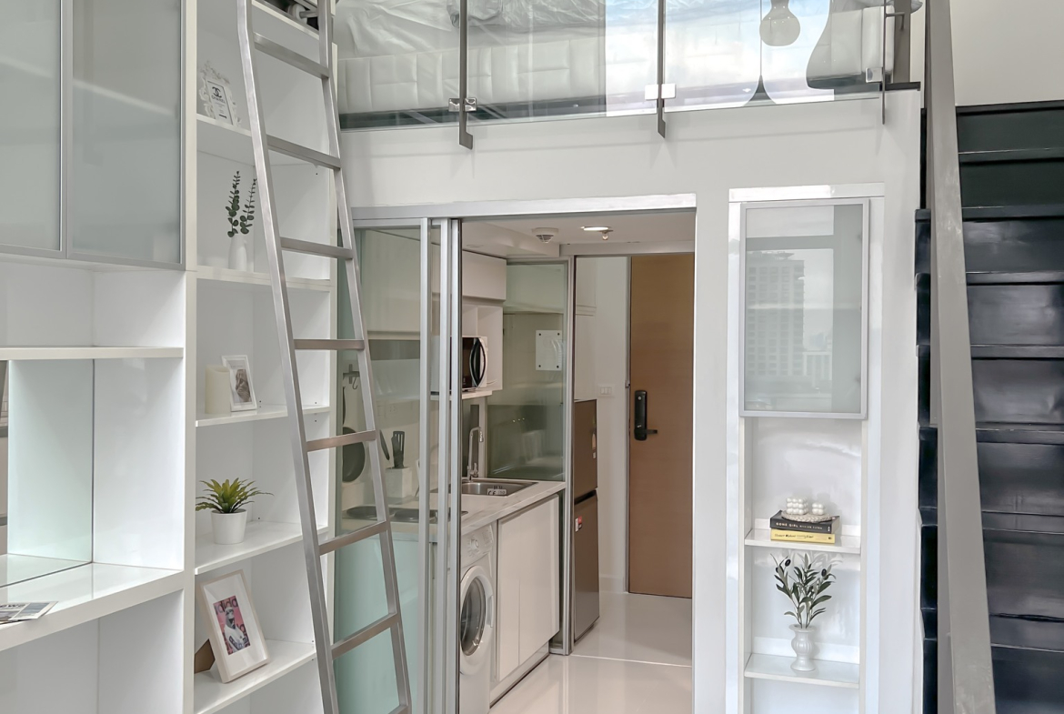 For rent: 1-bedroom duplex condo at Ideo Morph 38, 35 sqm, pet-friendly, fully furnished, high floor with city view. Great location near BTS Thonglor. Includes pool, gym, lounge, and shuttle service. Rent: 32,000 THB/month.