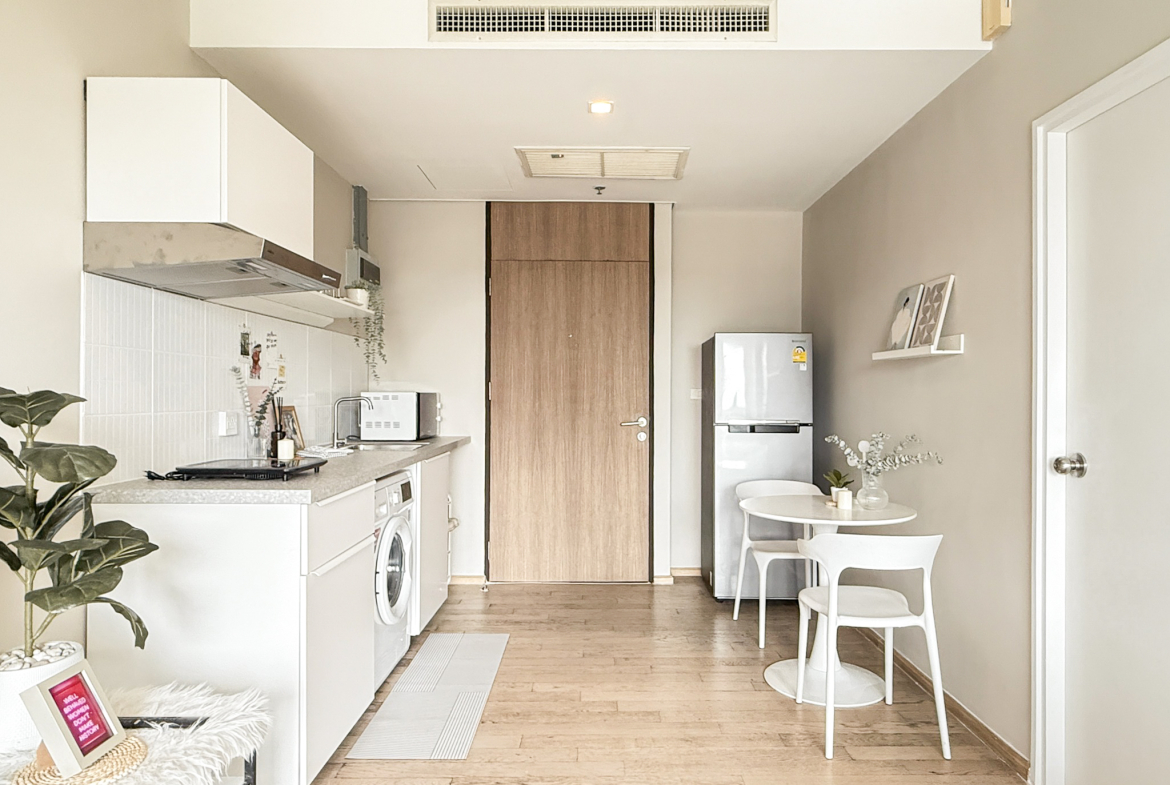 Stylish 1-bedroom condo for rent at Noble Remix Sukhumvit 36, 18th floor, 43 sqm with bathtub and full furnishings. Direct BTS Thonglor access, near EmDistrict. Rent: 30,000 THB/month.