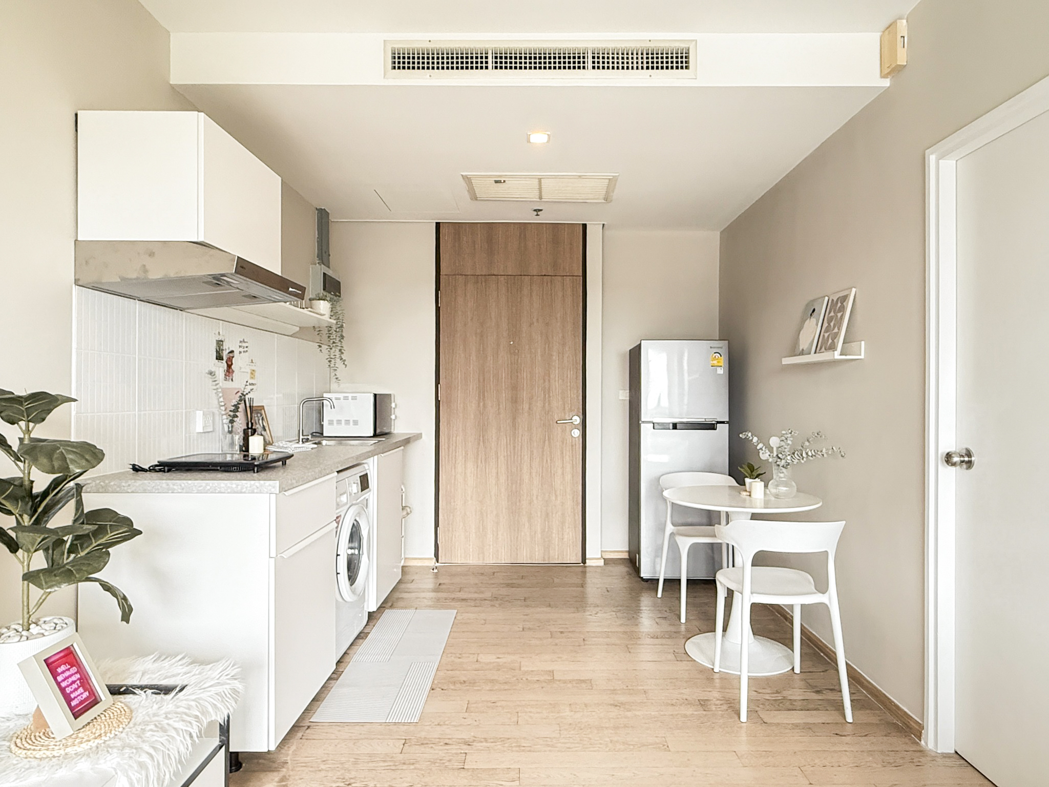 Stylish 1-bedroom condo for rent at Noble Remix Sukhumvit 36, 18th floor, 43 sqm with bathtub and full furnishings. Direct BTS Thonglor access, near EmDistrict. Rent: 30,000 THB/month.