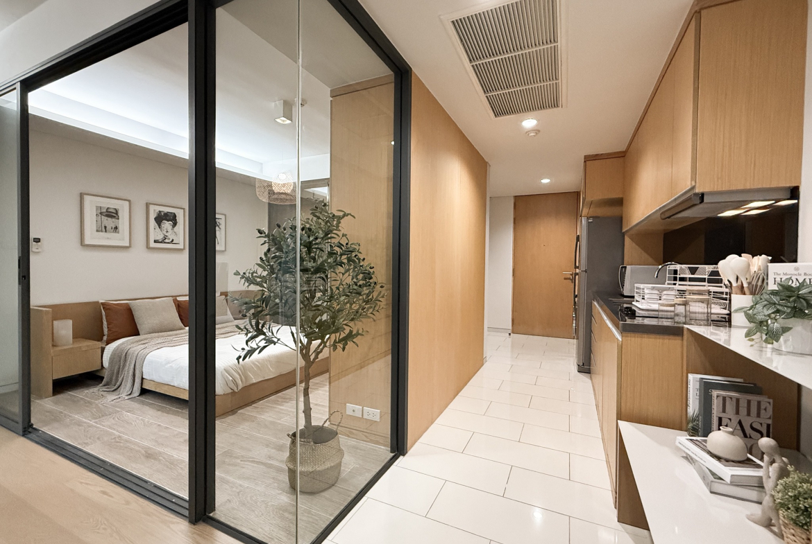 Stylish 1-bedroom condo for rent at Siamese Gioia Sukhumvit 31. 50 sqm with Japanese bathtub, full kitchen, and modern decor. Great location near Phrom Phong BTS. Rent: 26,000 THB/month.