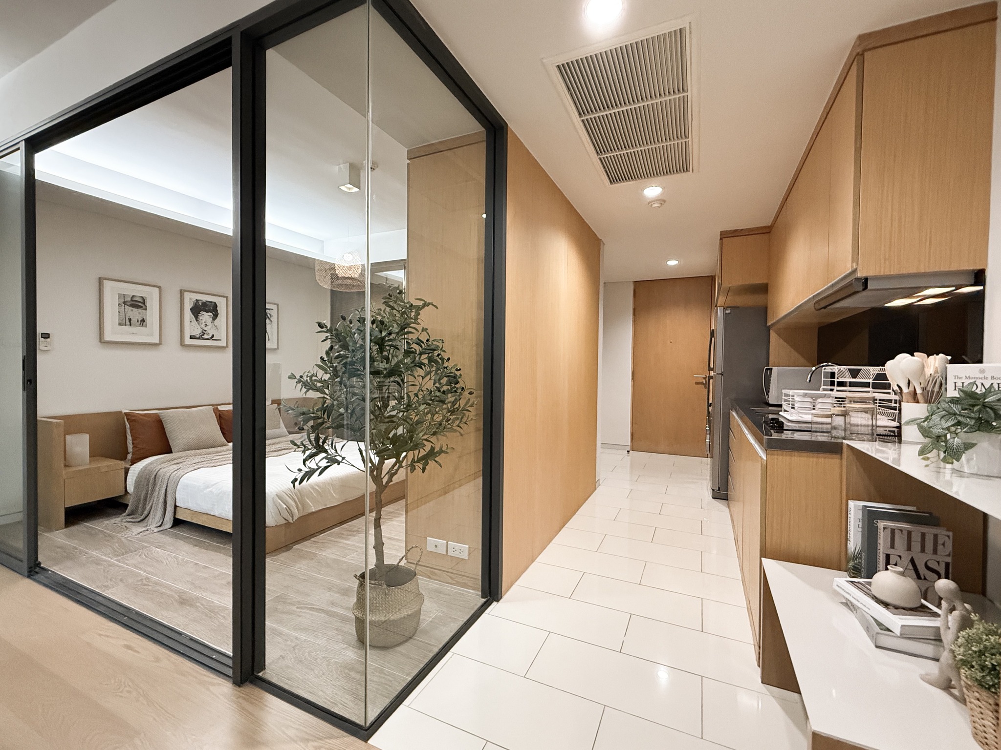 Stylish 1-bedroom condo for rent at Siamese Gioia Sukhumvit 31. 50 sqm with Japanese bathtub, full kitchen, and modern decor. Great location near Phrom Phong BTS. Rent: 26,000 THB/month.