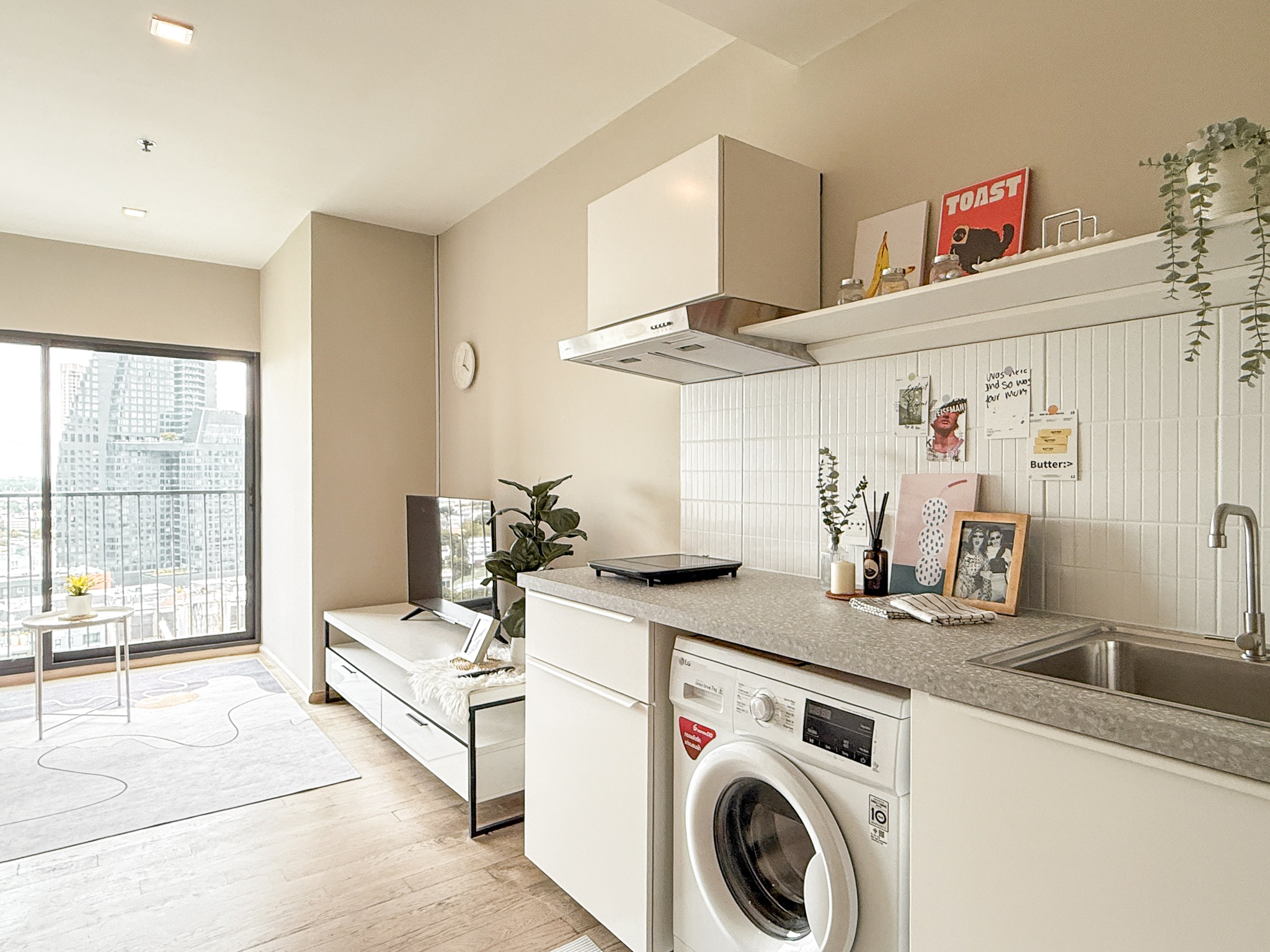 Stylish 1-bedroom condo for rent at Noble Remix Sukhumvit 36, 18th floor, 43 sqm with bathtub and full furnishings. Direct BTS Thonglor access, near EmDistrict. Rent: 30,000 THB/month.