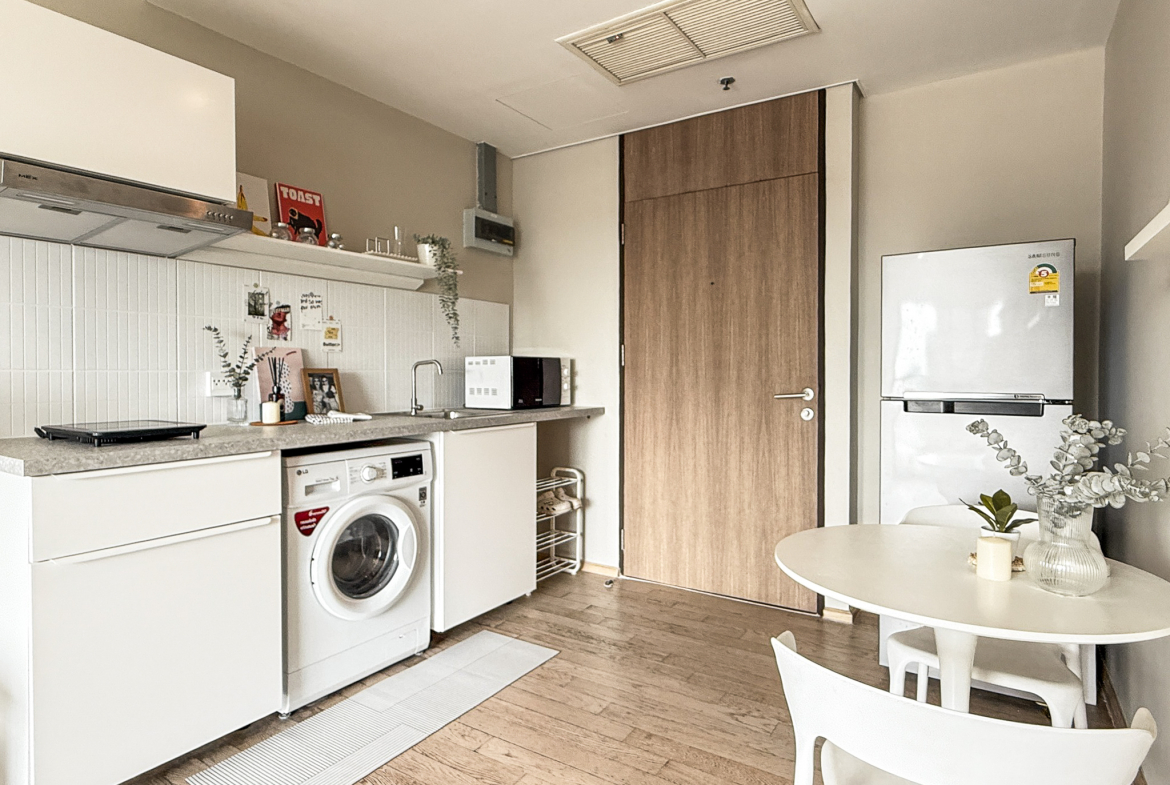 Stylish 1-bedroom condo for rent at Noble Remix Sukhumvit 36, 18th floor, 43 sqm with bathtub and full furnishings. Direct BTS Thonglor access, near EmDistrict. Rent: 30,000 THB/month.