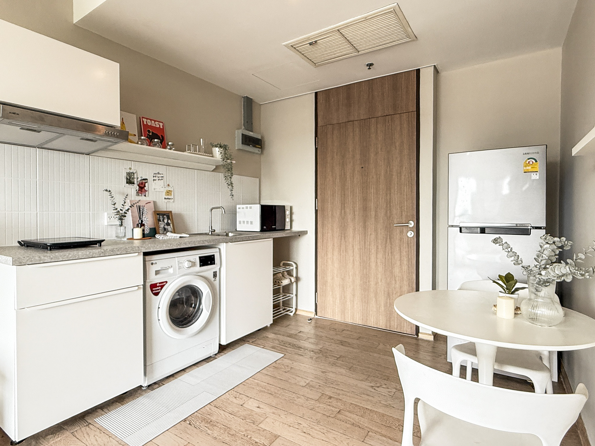 Stylish 1-bedroom condo for rent at Noble Remix Sukhumvit 36, 18th floor, 43 sqm with bathtub and full furnishings. Direct BTS Thonglor access, near EmDistrict. Rent: 30,000 THB/month.