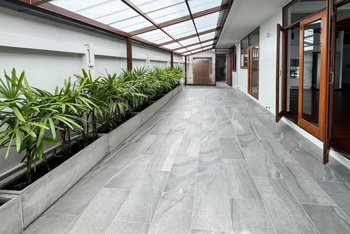For rent: Fully renovated 4-bedroom house in Pridi Banomyong 25 (Ekkamai Soi 10), just 750m from Sukhumvit 71. 450 sqm of living space on 143 sq.wah land, 6+ parking, 2 kitchens, spacious layout, no pets, ready to move in.