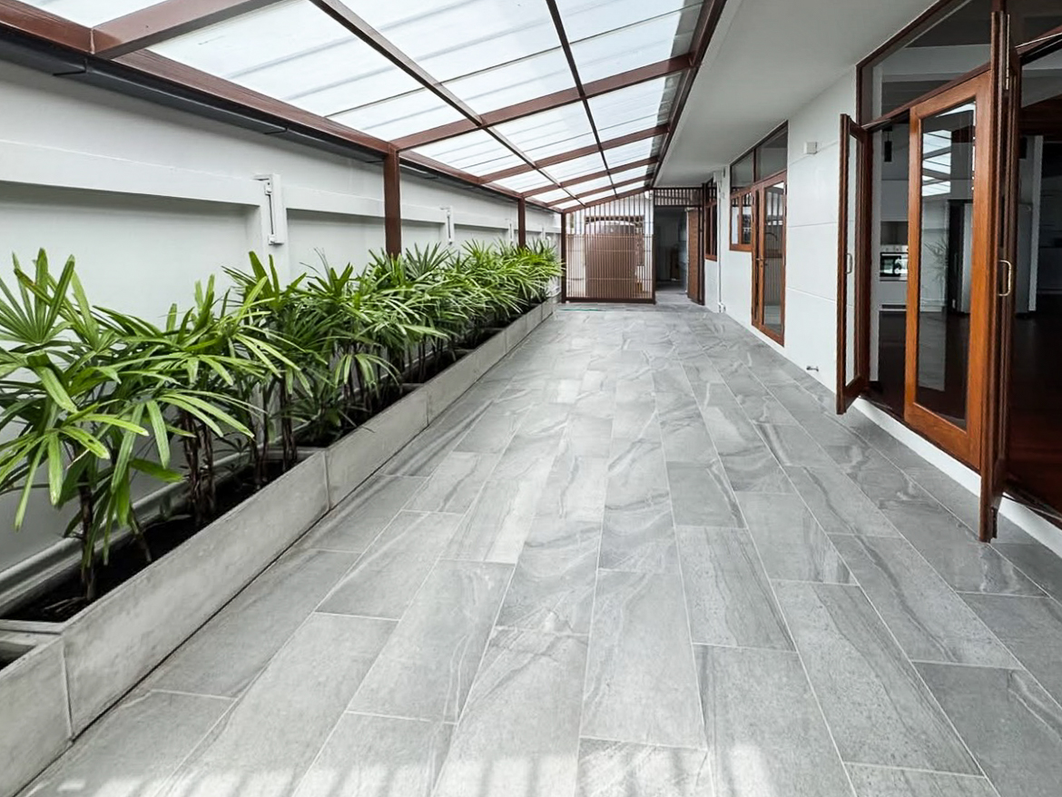 For rent: Fully renovated 4-bedroom house in Pridi Banomyong 25 (Ekkamai Soi 10), just 750m from Sukhumvit 71. 450 sqm of living space on 143 sq.wah land, 6+ parking, 2 kitchens, spacious layout, no pets, ready to move in.