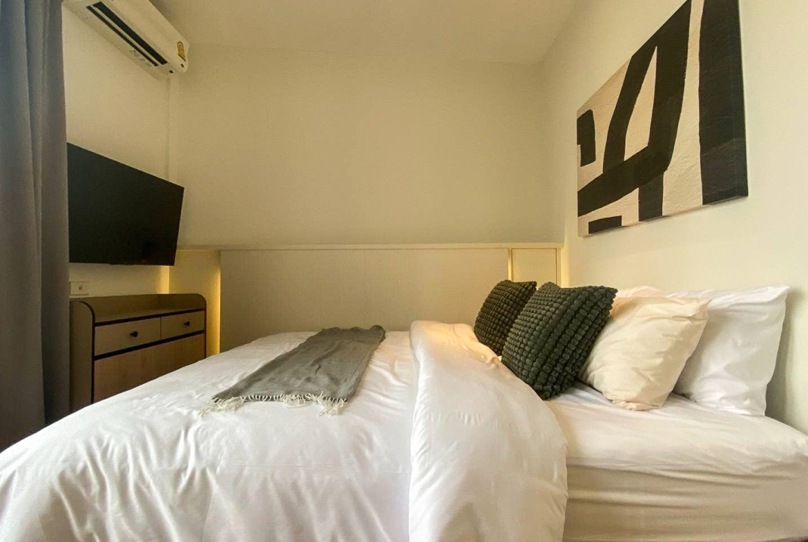 Stylish 1-bedroom corner unit for rent at Park Origin Phromphong, Sukhumvit 24. Renovated, 55 sqm with unblocked garden views. Fully furnished, high-end appliances, and pet-friendly. Only 45,000 THB/month.