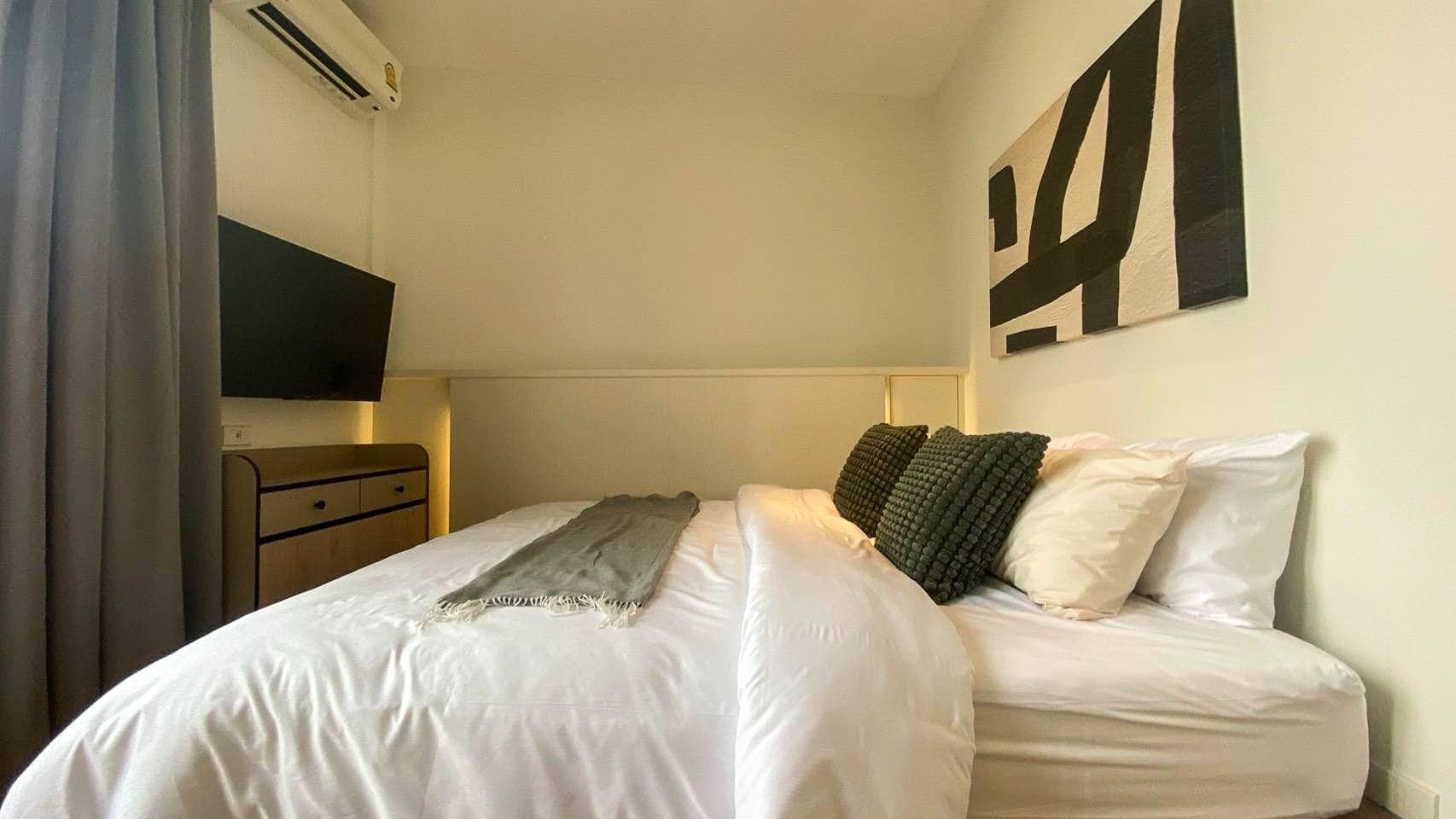 Stylish 1-bedroom corner unit for rent at Park Origin Phromphong, Sukhumvit 24. Renovated, 55 sqm with unblocked garden views. Fully furnished, high-end appliances, and pet-friendly. Only 45,000 THB/month.