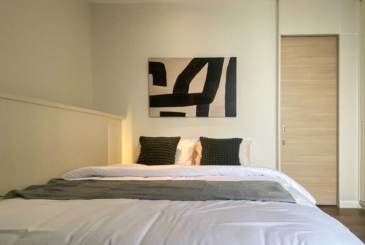Stylish 1-bedroom corner unit for rent at Park Origin Phromphong, Sukhumvit 24. Renovated, 55 sqm with unblocked garden views. Fully furnished, high-end appliances, and pet-friendly. Only 45,000 THB/month.