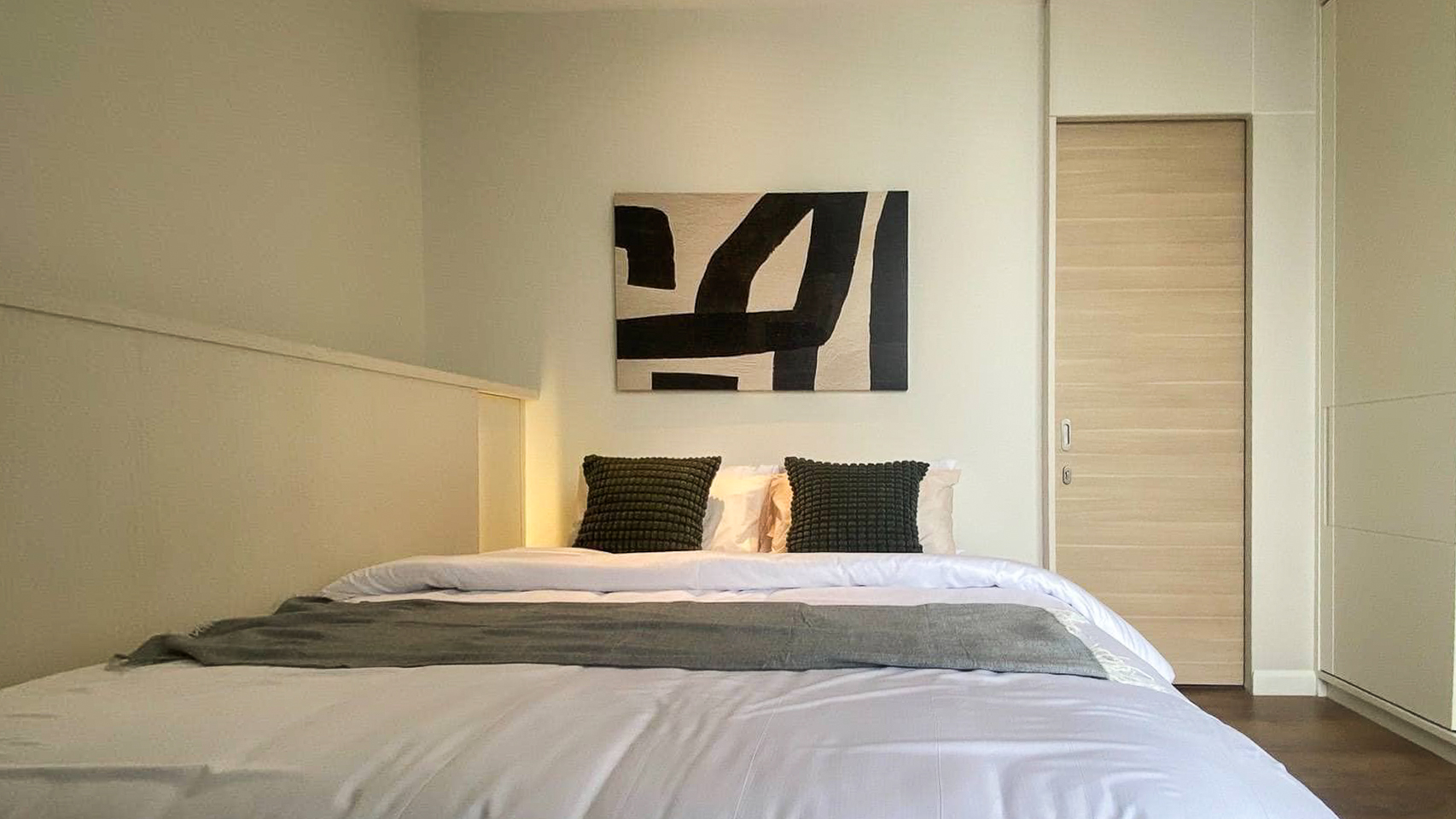 Stylish 1-bedroom corner unit for rent at Park Origin Phromphong, Sukhumvit 24. Renovated, 55 sqm with unblocked garden views. Fully furnished, high-end appliances, and pet-friendly. Only 45,000 THB/month.