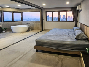 Newly renovated 3-bedroom corner condo with stunning river and city views on the 38th floor in Phrom Phong/Thonglor. 146.5 sqm, modern interiors, large balcony, and BTS access. For sale THB 25M / For rent THB 110K.