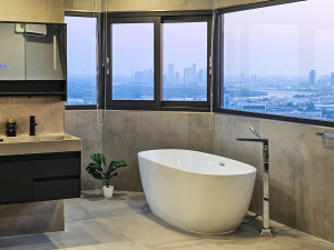 Newly renovated 3-bedroom corner condo with stunning river and city views on the 38th floor in Phrom Phong/Thonglor. 146.5 sqm, modern interiors, large balcony, and BTS access. For sale THB 25M / For rent THB 110K.