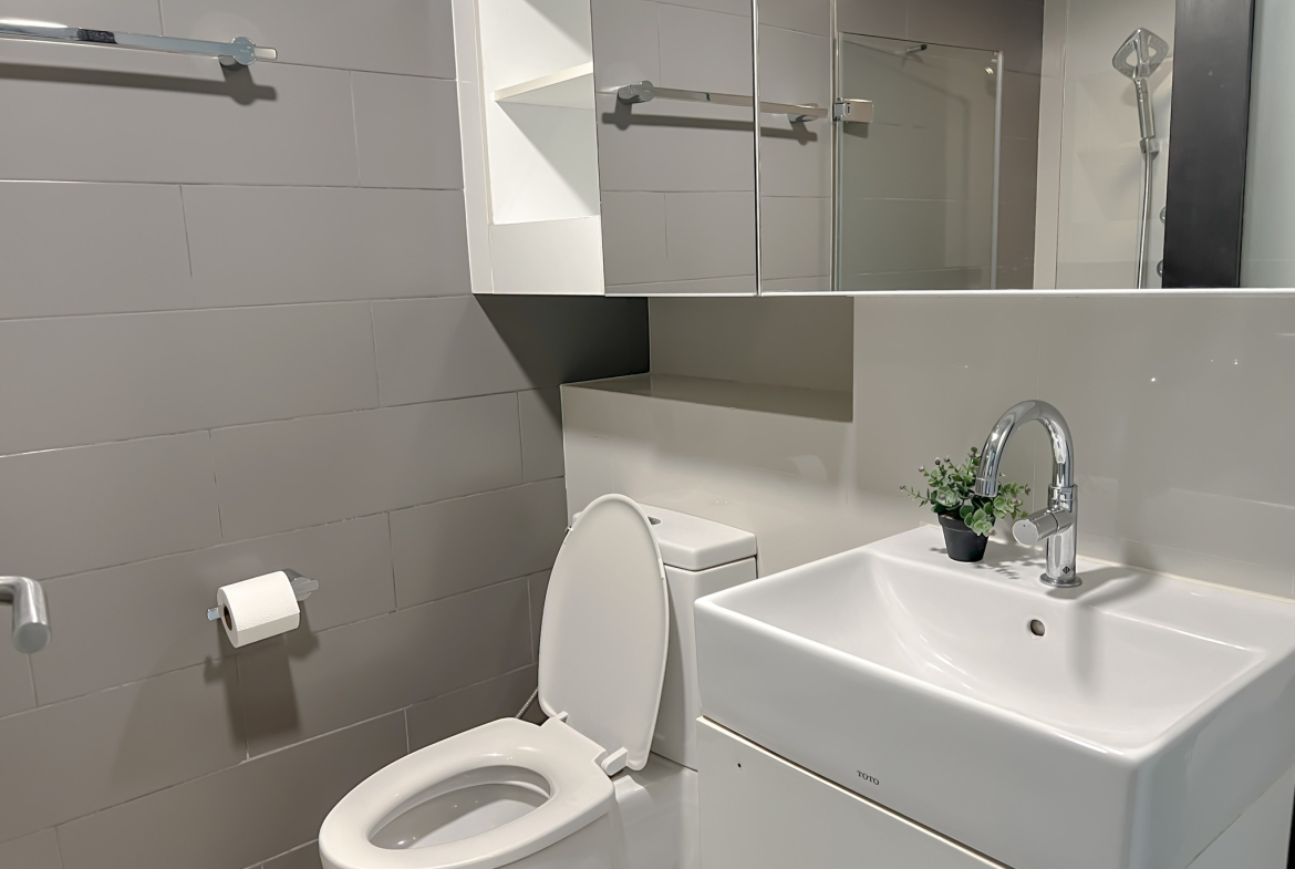 For rent: 1-bedroom duplex condo at Ideo Morph 38, 35 sqm, pet-friendly, fully furnished, high floor with city view. Great location near BTS Thonglor. Includes pool, gym, lounge, and shuttle service. Rent: 32,000 THB/month.