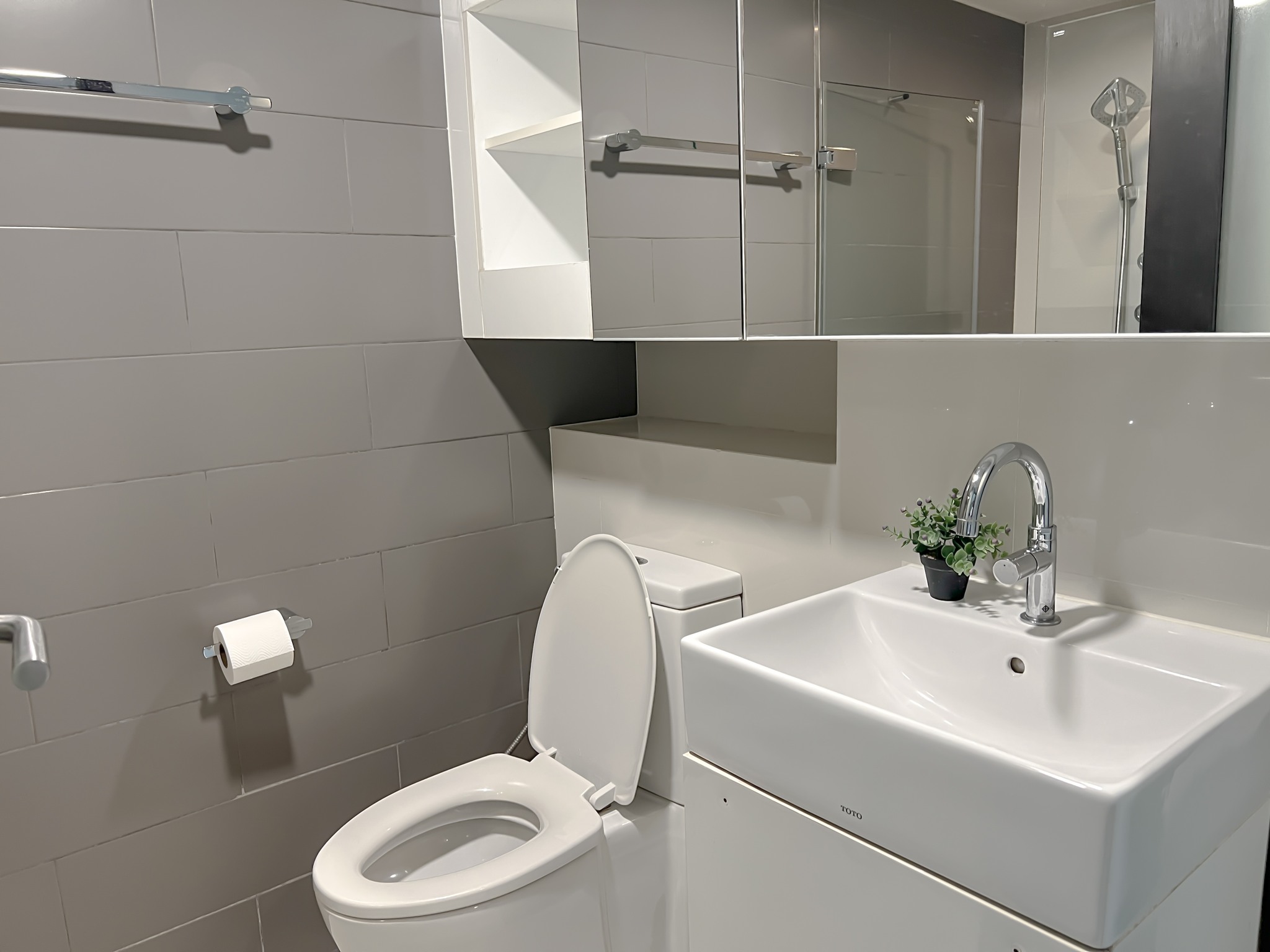 For rent: 1-bedroom duplex condo at Ideo Morph 38, 35 sqm, pet-friendly, fully furnished, high floor with city view. Great location near BTS Thonglor. Includes pool, gym, lounge, and shuttle service. Rent: 32,000 THB/month.
