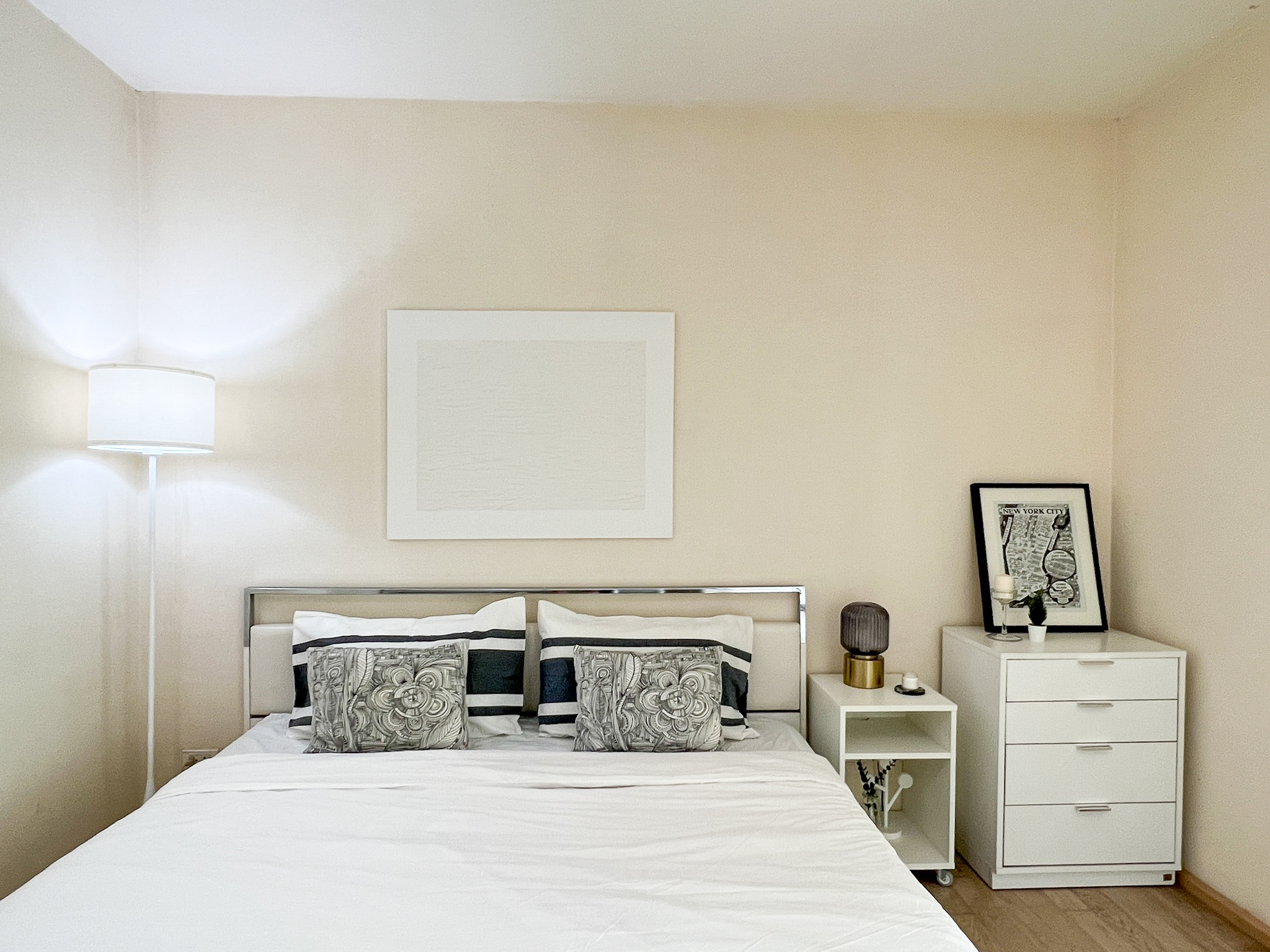 Stylish 1-bedroom condo for rent at Noble Remix Sukhumvit 36, 18th floor, 43 sqm with bathtub and full furnishings. Direct BTS Thonglor access, near EmDistrict. Rent: 30,000 THB/month.