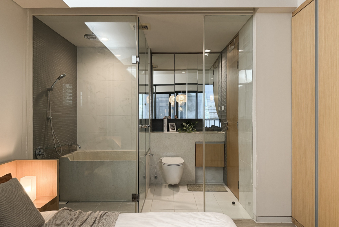 Stylish 1-bedroom condo for rent at Siamese Gioia Sukhumvit 31. 50 sqm with Japanese bathtub, full kitchen, and modern decor. Great location near Phrom Phong BTS. Rent: 26,000 THB/month.