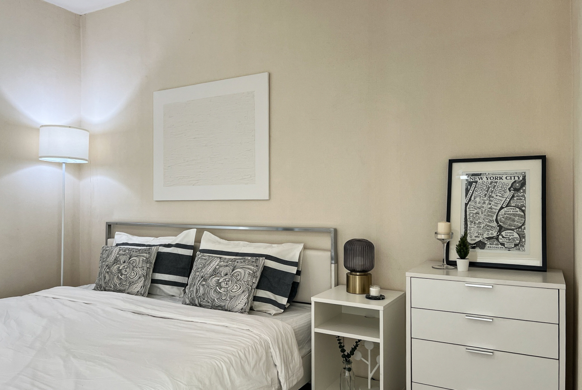 Stylish 1-bedroom condo for rent at Noble Remix Sukhumvit 36, 18th floor, 43 sqm with bathtub and full furnishings. Direct BTS Thonglor access, near EmDistrict. Rent: 30,000 THB/month.