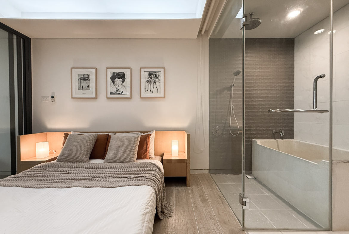 Stylish 1-bedroom condo for rent at Siamese Gioia Sukhumvit 31. 50 sqm with Japanese bathtub, full kitchen, and modern decor. Great location near Phrom Phong BTS. Rent: 26,000 THB/month.