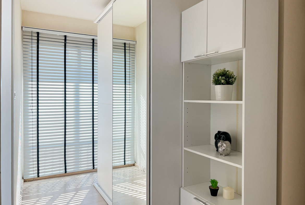Stylish 1-bedroom condo for rent at Noble Remix Sukhumvit 36, 18th floor, 43 sqm with bathtub and full furnishings. Direct BTS Thonglor access, near EmDistrict. Rent: 30,000 THB/month.