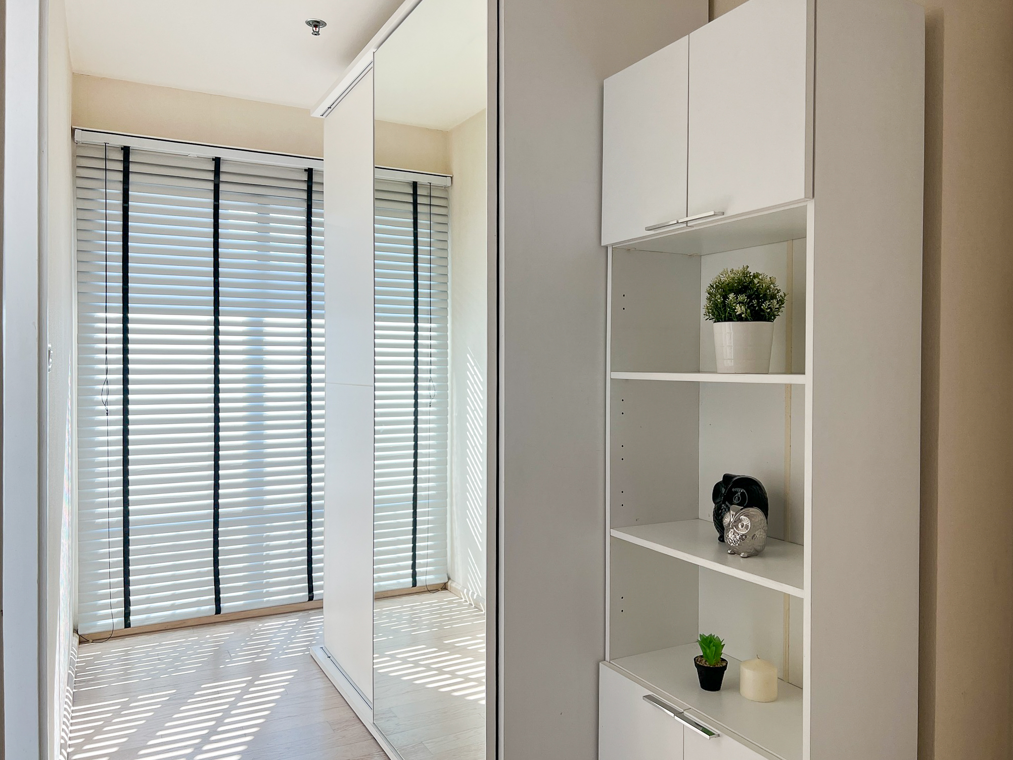 Stylish 1-bedroom condo for rent at Noble Remix Sukhumvit 36, 18th floor, 43 sqm with bathtub and full furnishings. Direct BTS Thonglor access, near EmDistrict. Rent: 30,000 THB/month.