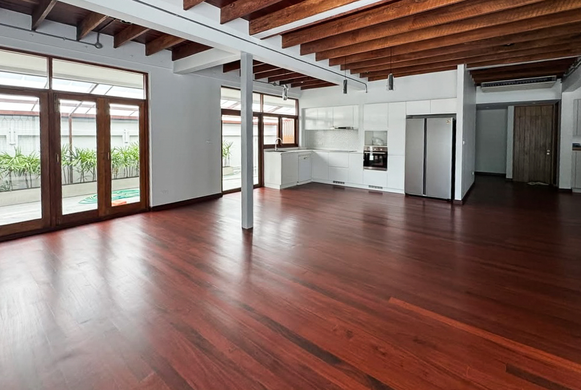 For rent: Fully renovated 4-bedroom house in Pridi Banomyong 25 (Ekkamai Soi 10), just 750m from Sukhumvit 71. 450 sqm of living space on 143 sq.wah land, 6+ parking, 2 kitchens, spacious layout, no pets, ready to move in.