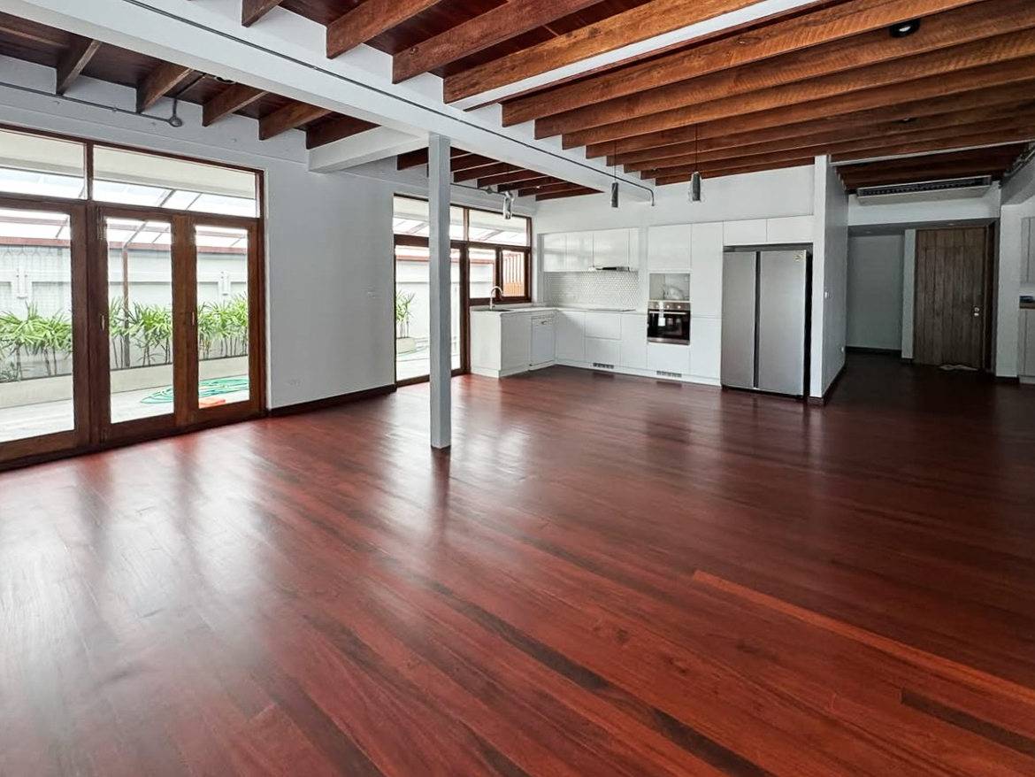 For rent: Fully renovated 4-bedroom house in Pridi Banomyong 25 (Ekkamai Soi 10), just 750m from Sukhumvit 71. 450 sqm of living space on 143 sq.wah land, 6+ parking, 2 kitchens, spacious layout, no pets, ready to move in.