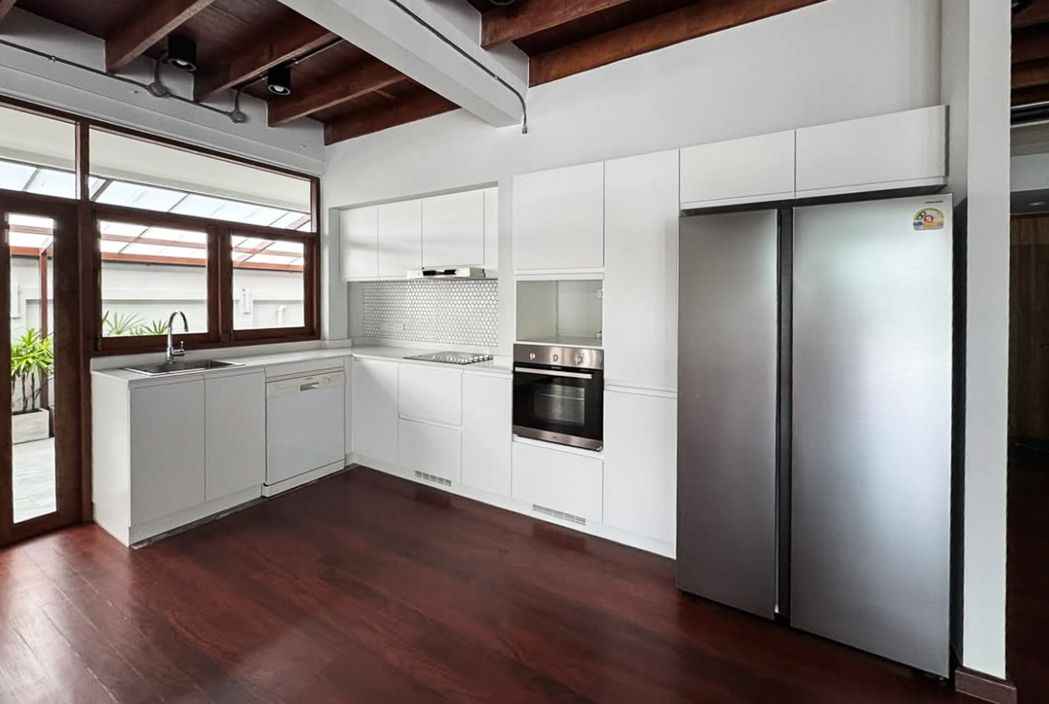For rent: Fully renovated 4-bedroom house in Pridi Banomyong 25 (Ekkamai Soi 10), just 750m from Sukhumvit 71. 450 sqm of living space on 143 sq.wah land, 6+ parking, 2 kitchens, spacious layout, no pets, ready to move in.