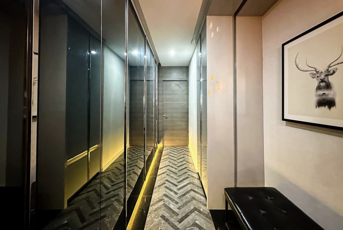 Luxury 3-bedroom penthouse for rent near BTS Asoke, 240 sqm with large walk-in closet, modern kitchen, office space, city view balconies, and premium facilities. 150,000 THB/month.