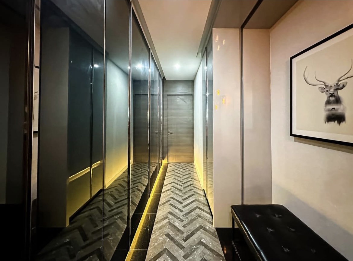 Luxury 3-bedroom penthouse for rent near BTS Asoke, 240 sqm with large walk-in closet, modern kitchen, office space, city view balconies, and premium facilities. 150,000 THB/month.