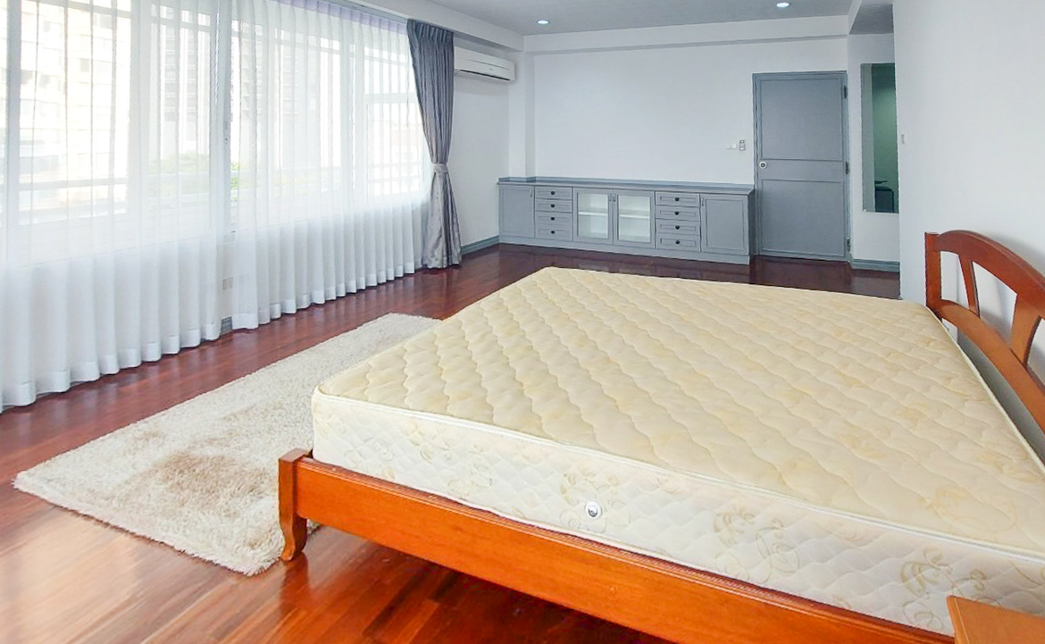 Spacious 4-bedroom apartment for rent in Thong Lor, Sukhumvit 55. Close to BTS, includes maid’s room, multi-function room, full kitchen, gym, and pool. Rent 120,000 THB/month.