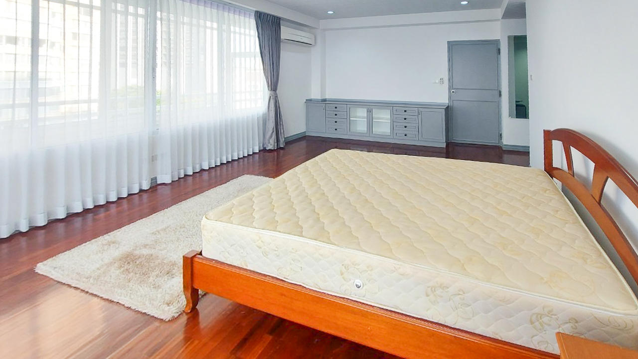 Spacious 4-bedroom apartment for rent in Thong Lor, Sukhumvit 55. Close to BTS, includes maid’s room, multi-function room, full kitchen, gym, and pool. Rent 120,000 THB/month.