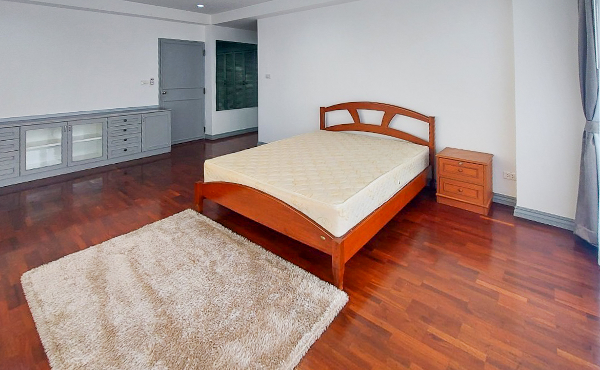 Spacious 4-bedroom apartment for rent in Thong Lor, Sukhumvit 55. Close to BTS, includes maid’s room, multi-function room, full kitchen, gym, and pool. Rent 120,000 THB/month.